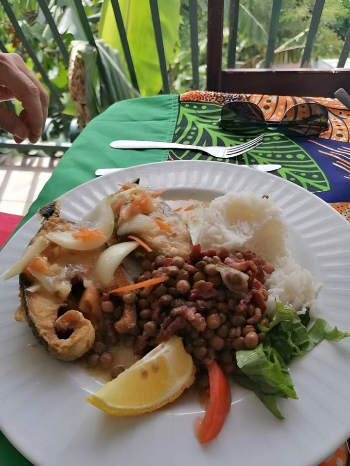 Poissons à la créole, accompagnés de lentilles et de riz Martinique